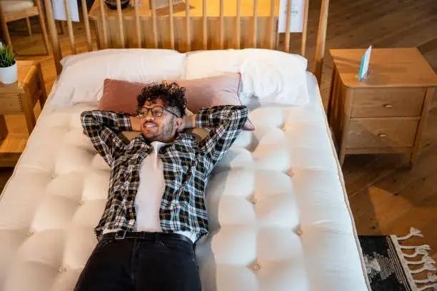Personne allongée sur un matelas propre